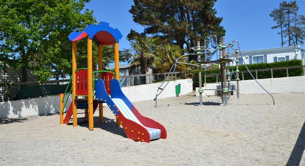 Camping Trébeurden · aire de jeux toboggan  - Camping Armor Loisirs