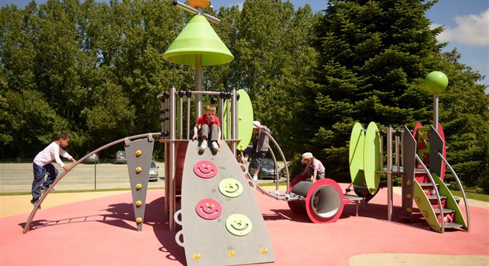 Aire de jeux d'Armoripark à Bégard près du camping 3 étoiles Armor Loisirs à Trébeurden - Camping Armor Loisirs