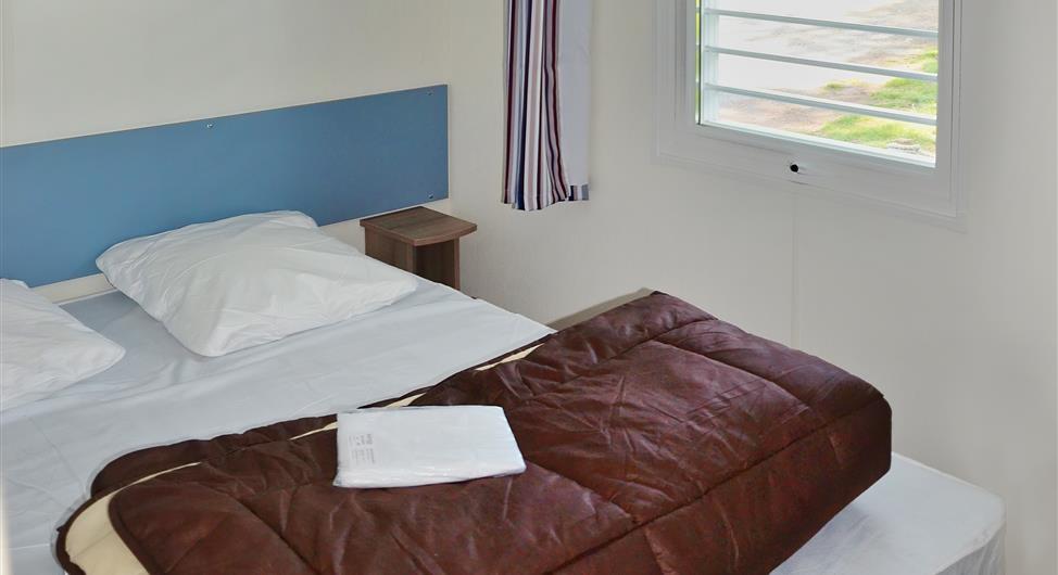 Camping *** Côte de Granit Rose Mobil home 3 chambres emplacement 96 chambre parents - Camping Armor Loisirs