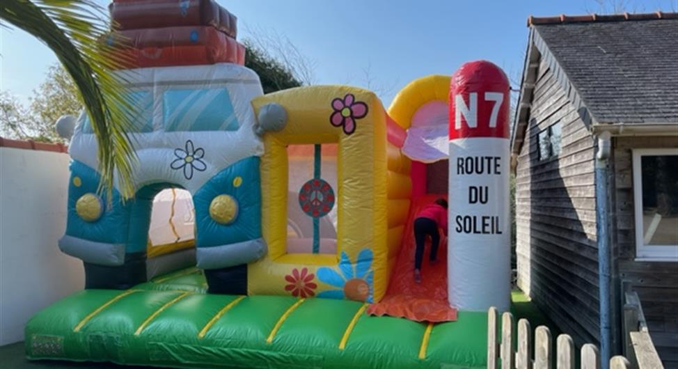 Camping Trebeurden - jeu gonflable pour le plaisir des enfants - Camping Armor Loisirs