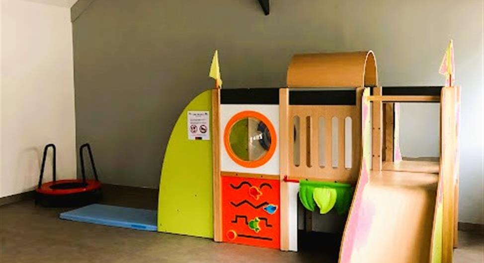 Salle de jeux pour les enfants, trampoline, flipper - Camping Armor Loisirs