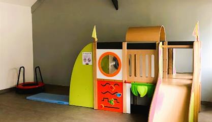espace de jeux interieur pour les plus petits au camping armor loisirs trebeurden - Camping Armor Loisirs