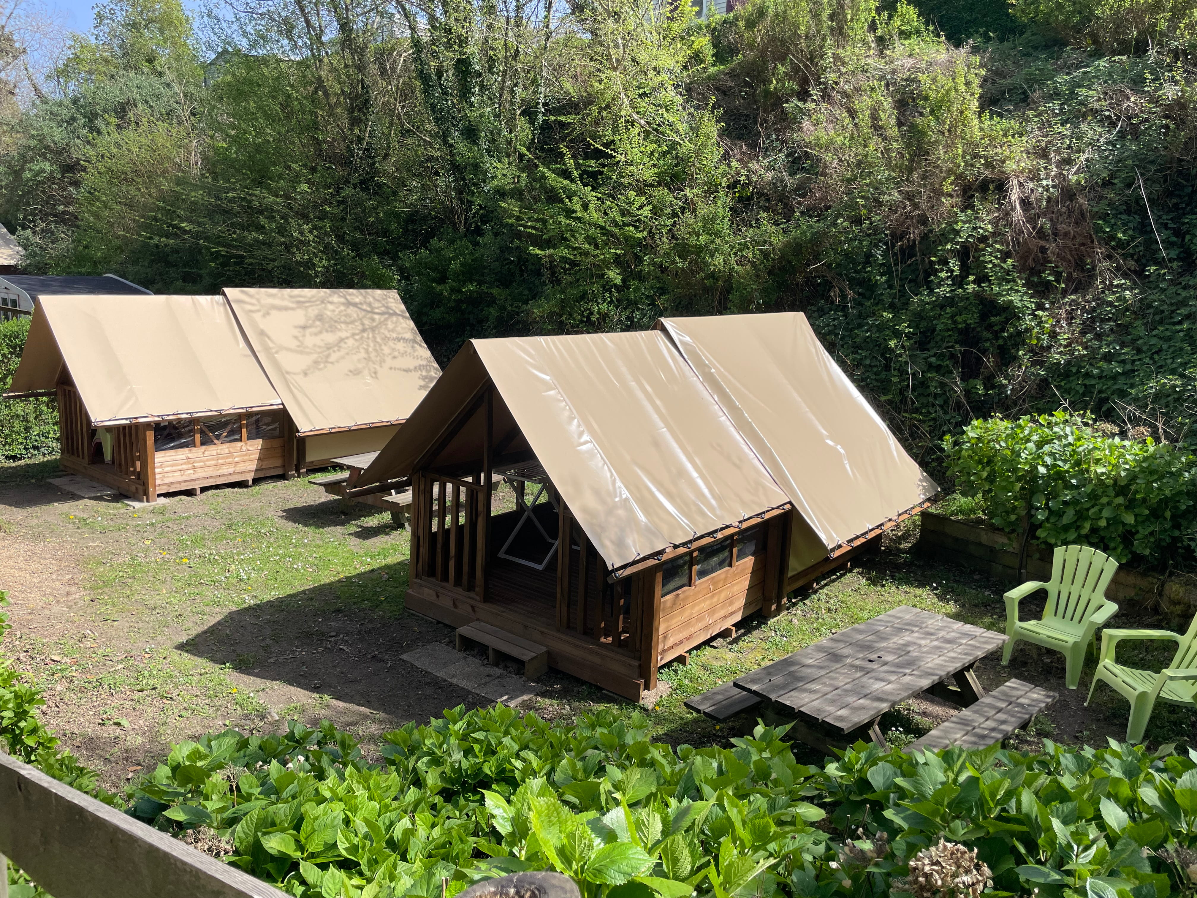 Bivouac au camping 3 étoiles Armor Loisirs à Trébeurden, location emplacements, mobil homes et chalet, camping piscine sur la Côte de Granit Rose près de Perros Guirec ploumanach france -Côtes d'Armor-Bretagne - Camping Armor Loisirs