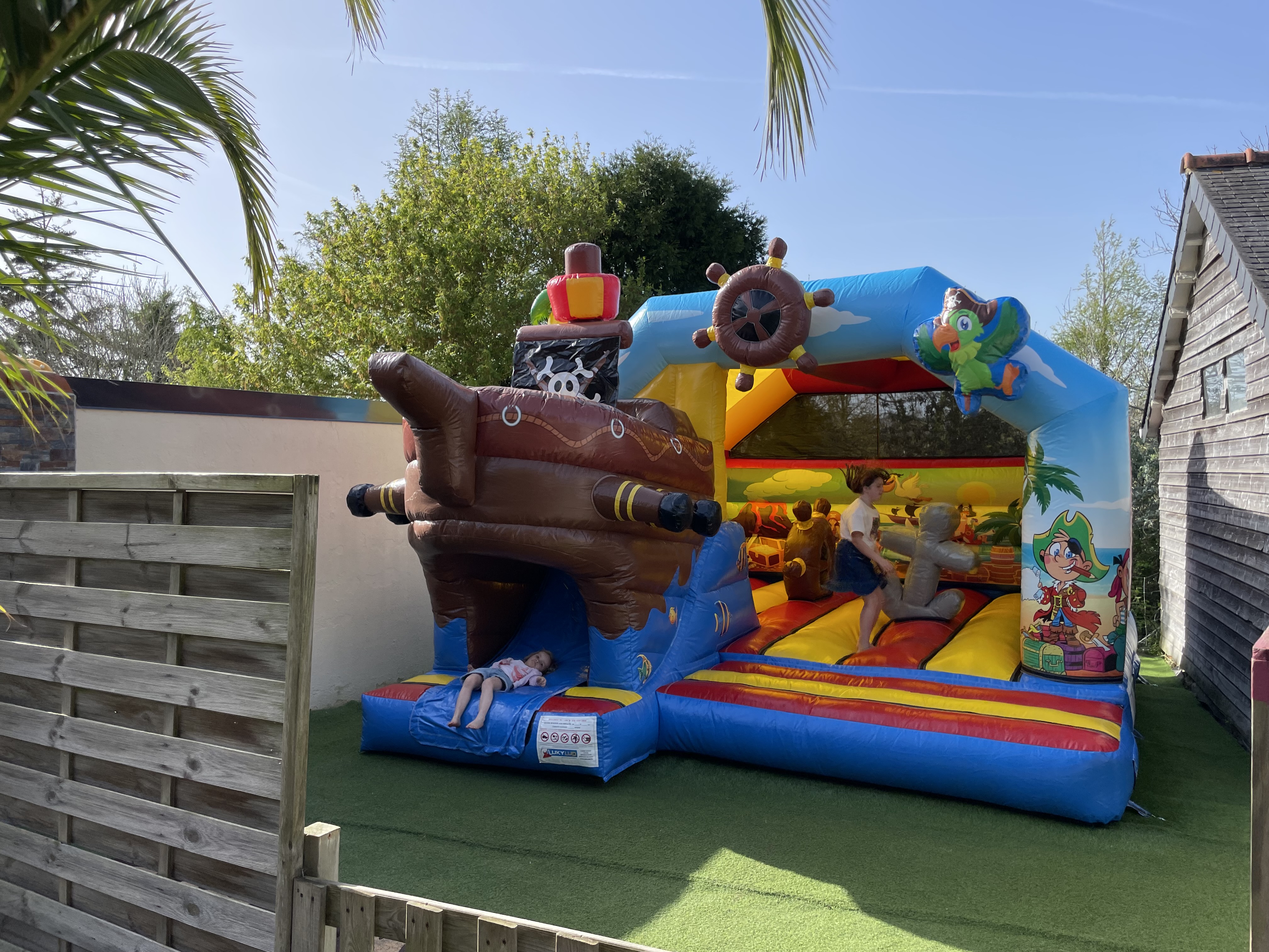 Structure de jeu gonflable camping armor loisirs trebeurden ploumanach perros guirec - Camping Armor Loisirs