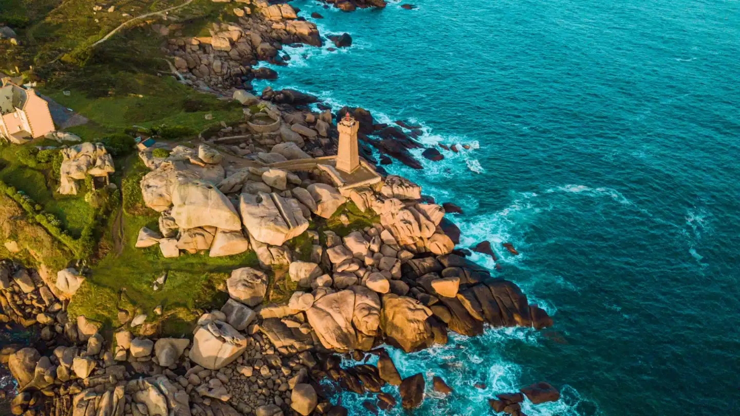 Vue aérienne sur lees falaises de la Côte de Granit Rose.