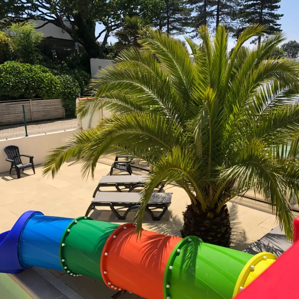 Campingplatz mit überdachtem und beheiztem Wasserpark in der Nähe von Perros-Guirec an der Côte de Granit Rose.