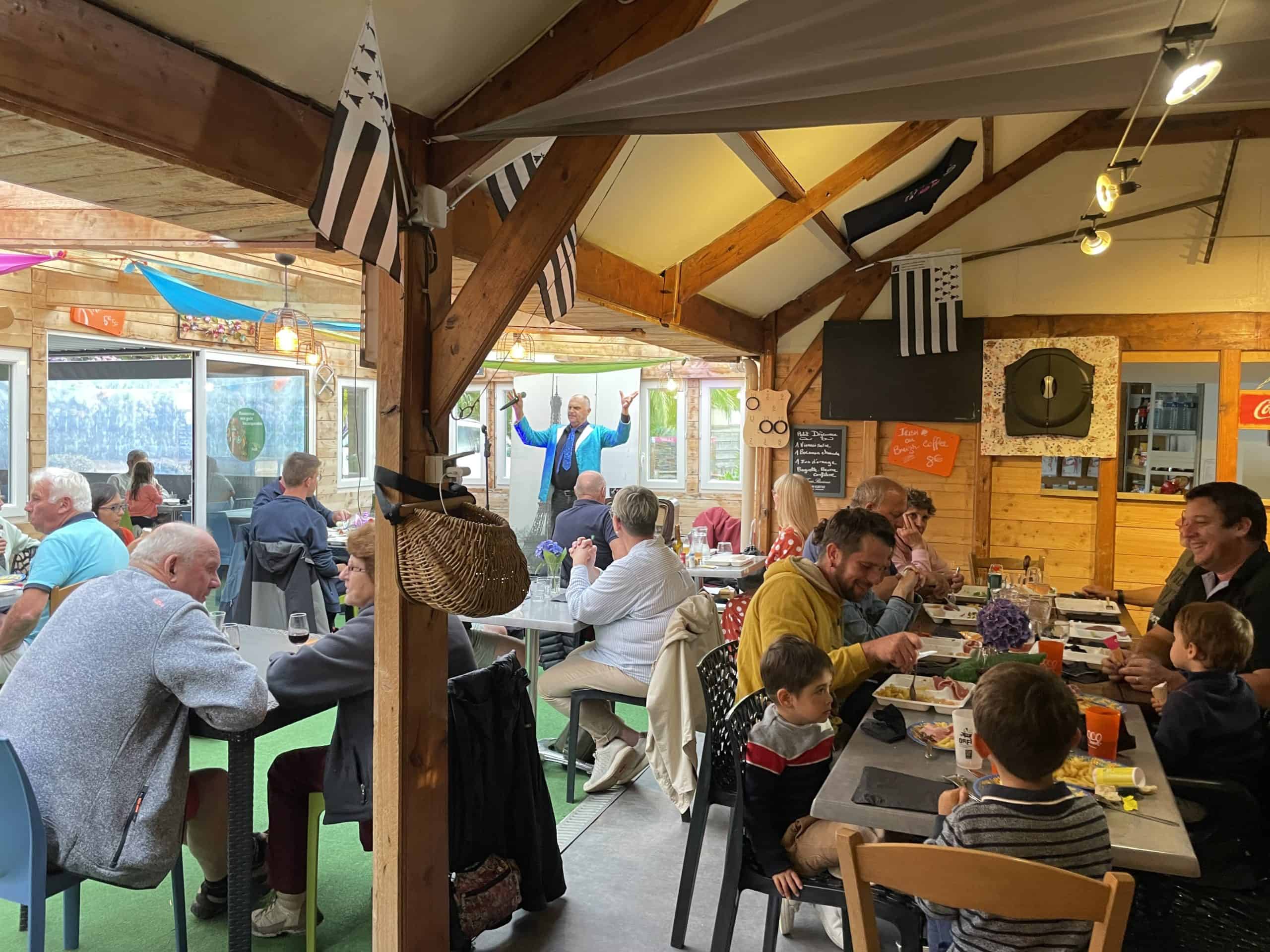 Repas animé avec chanteur dans restaurant breton