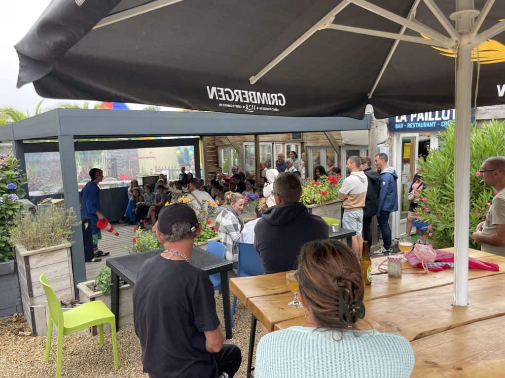 Spectacle pour enfants en terrasse de restaurant