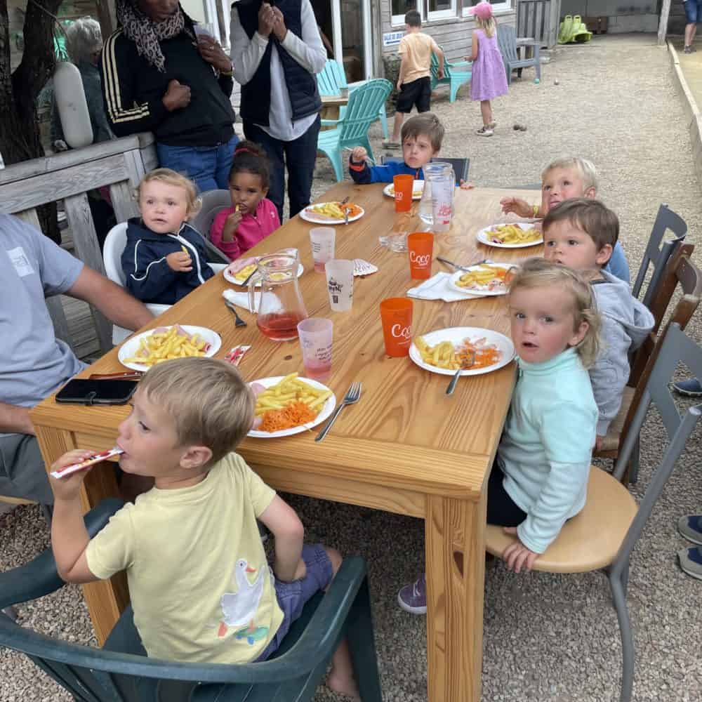 Enfants déjeunant ensemble en terrasse extérieure