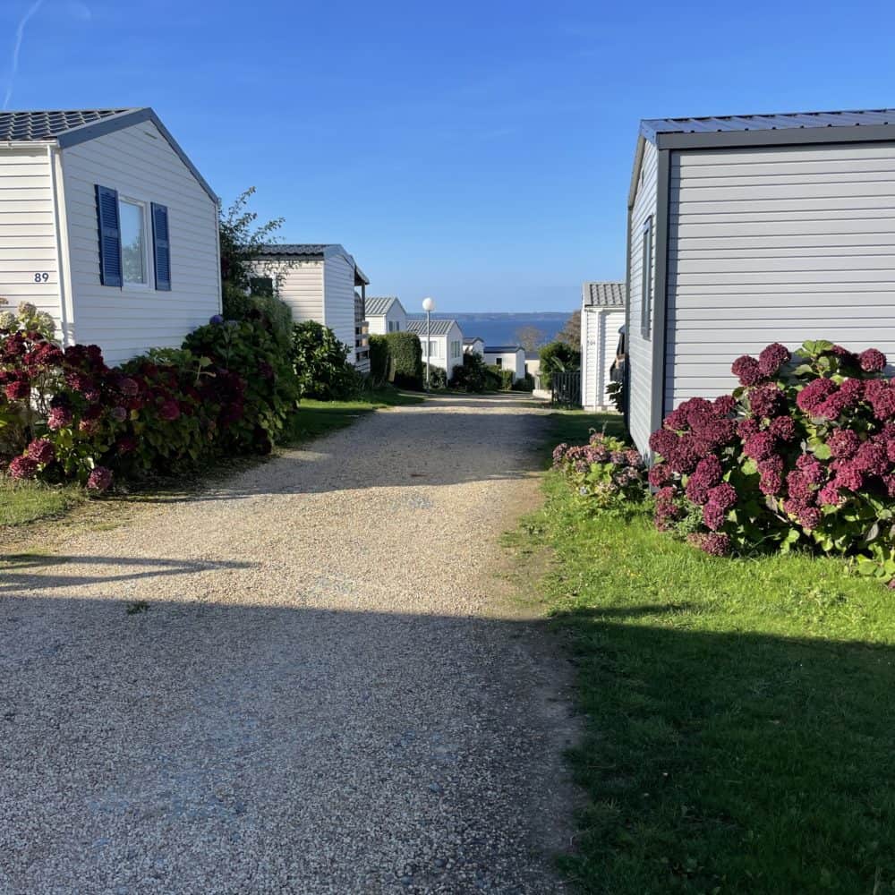 Mobil-homes blancs près de la mer, ciel bleu