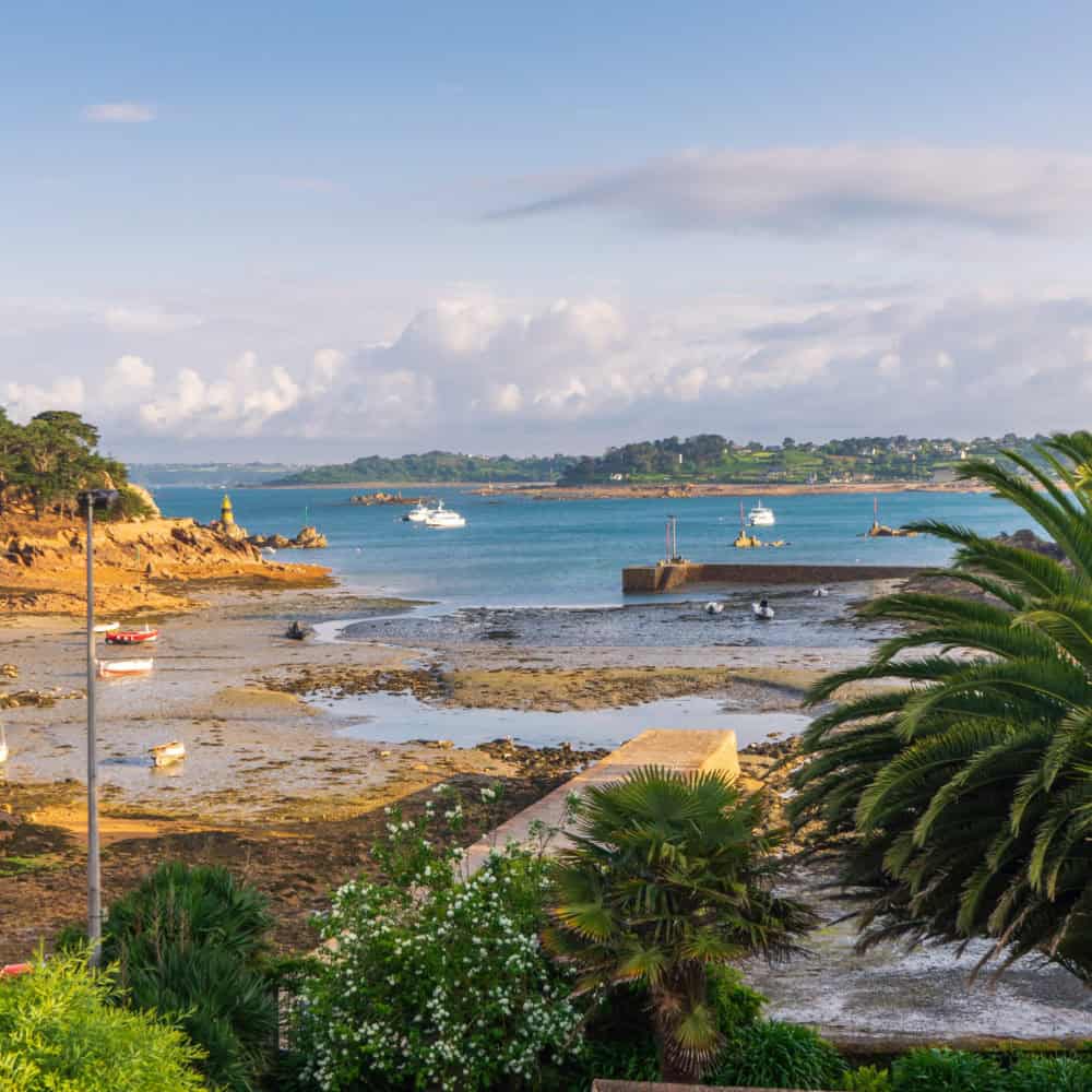 port clos au coucher du soleil, île de bréhat, côtes d'armor, bretagne, france