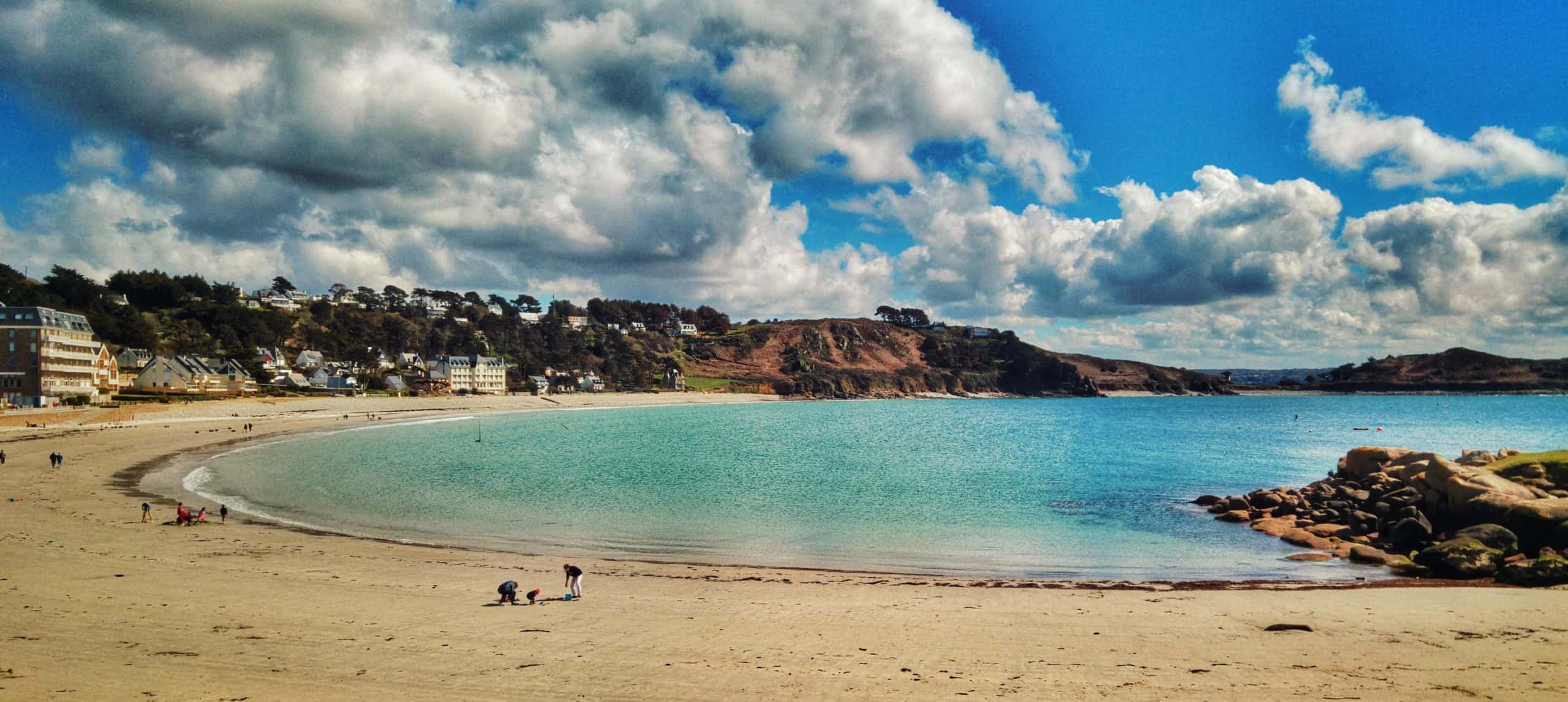 Plage côtière aux eaux turquoise et falaises
