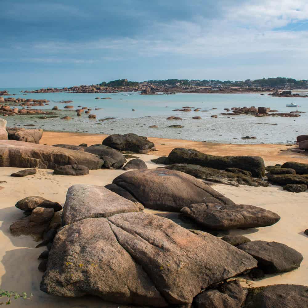 sur la côte de granit rose en bretagne