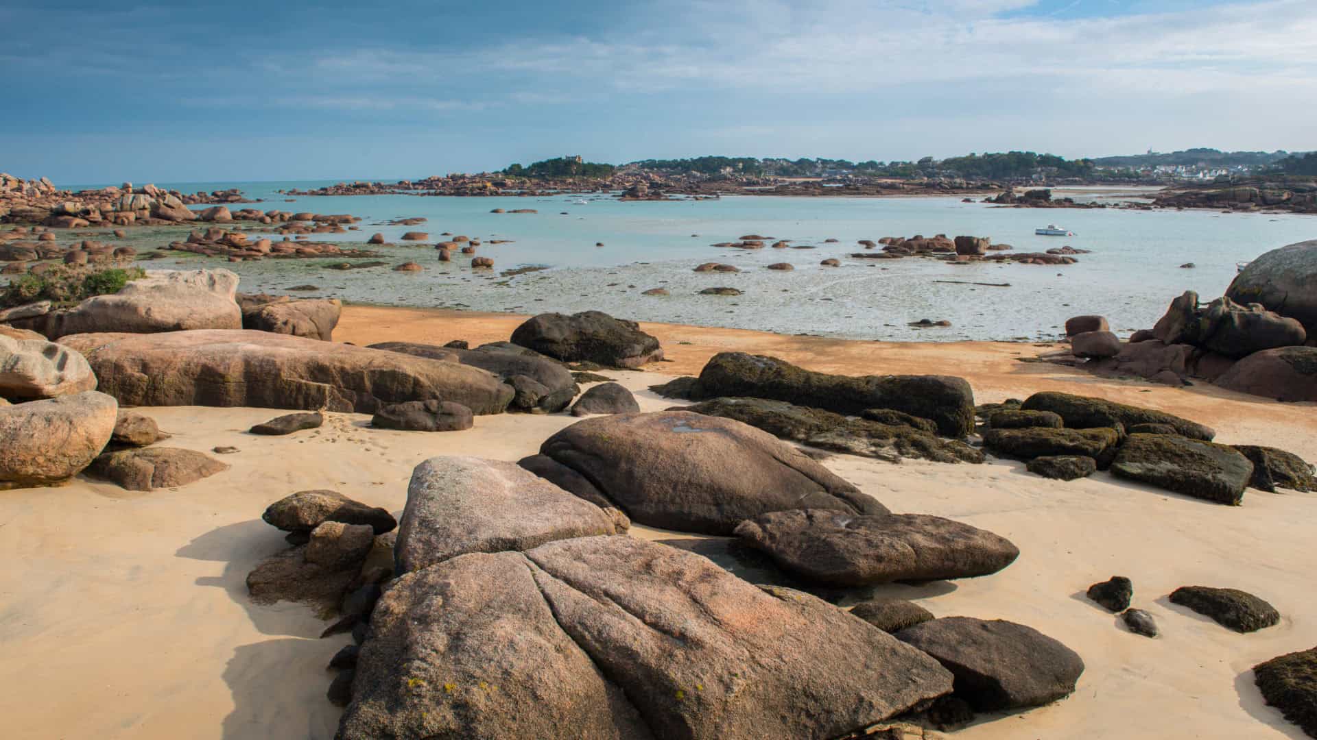 sur la côte de granit rose en bretagne