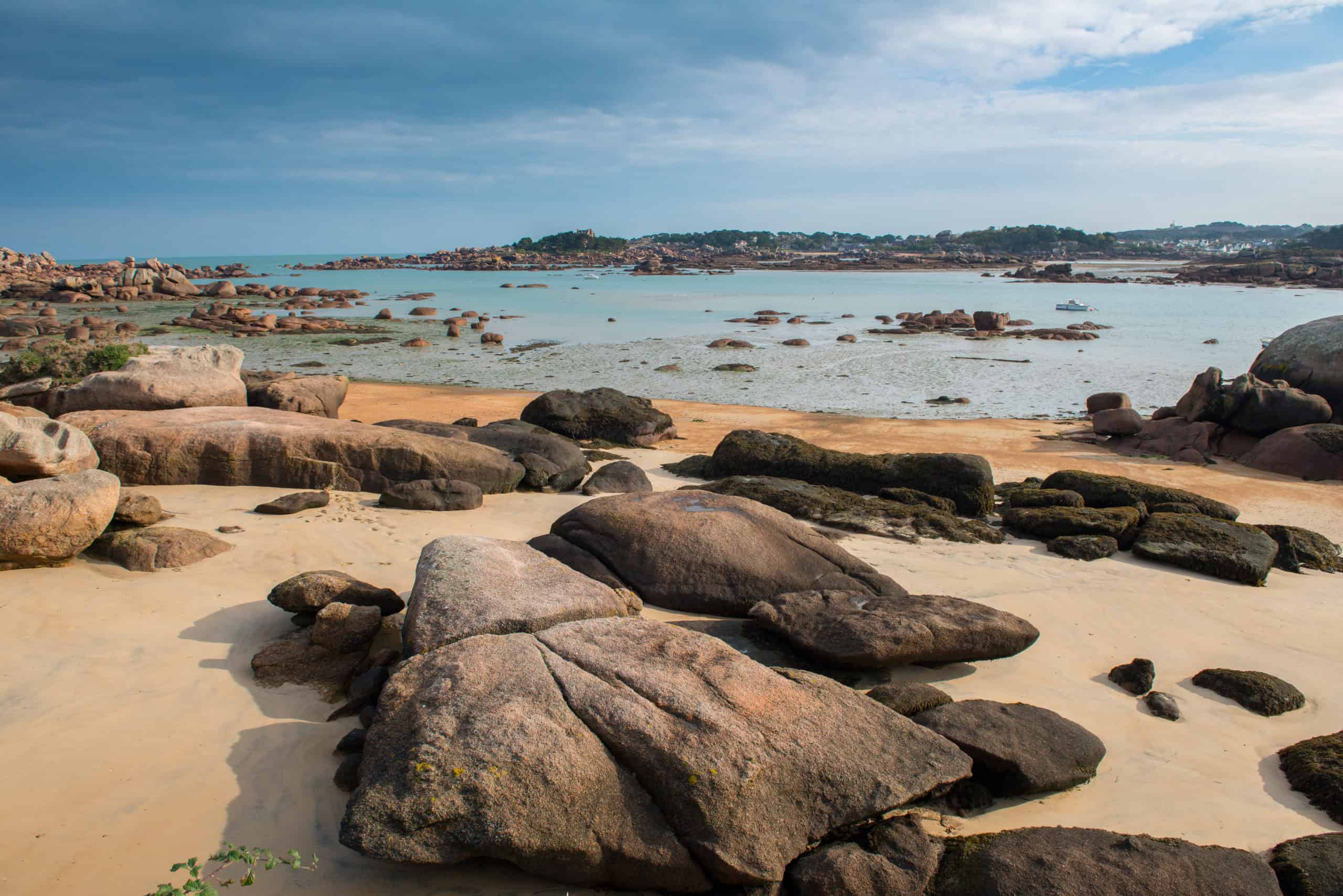 Plage rocheuse aux gros rochers et mer calme