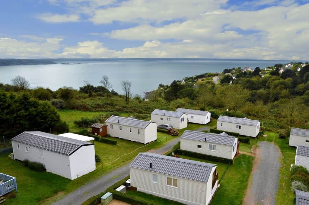 Mobil-homes surplombant la mer et verdure