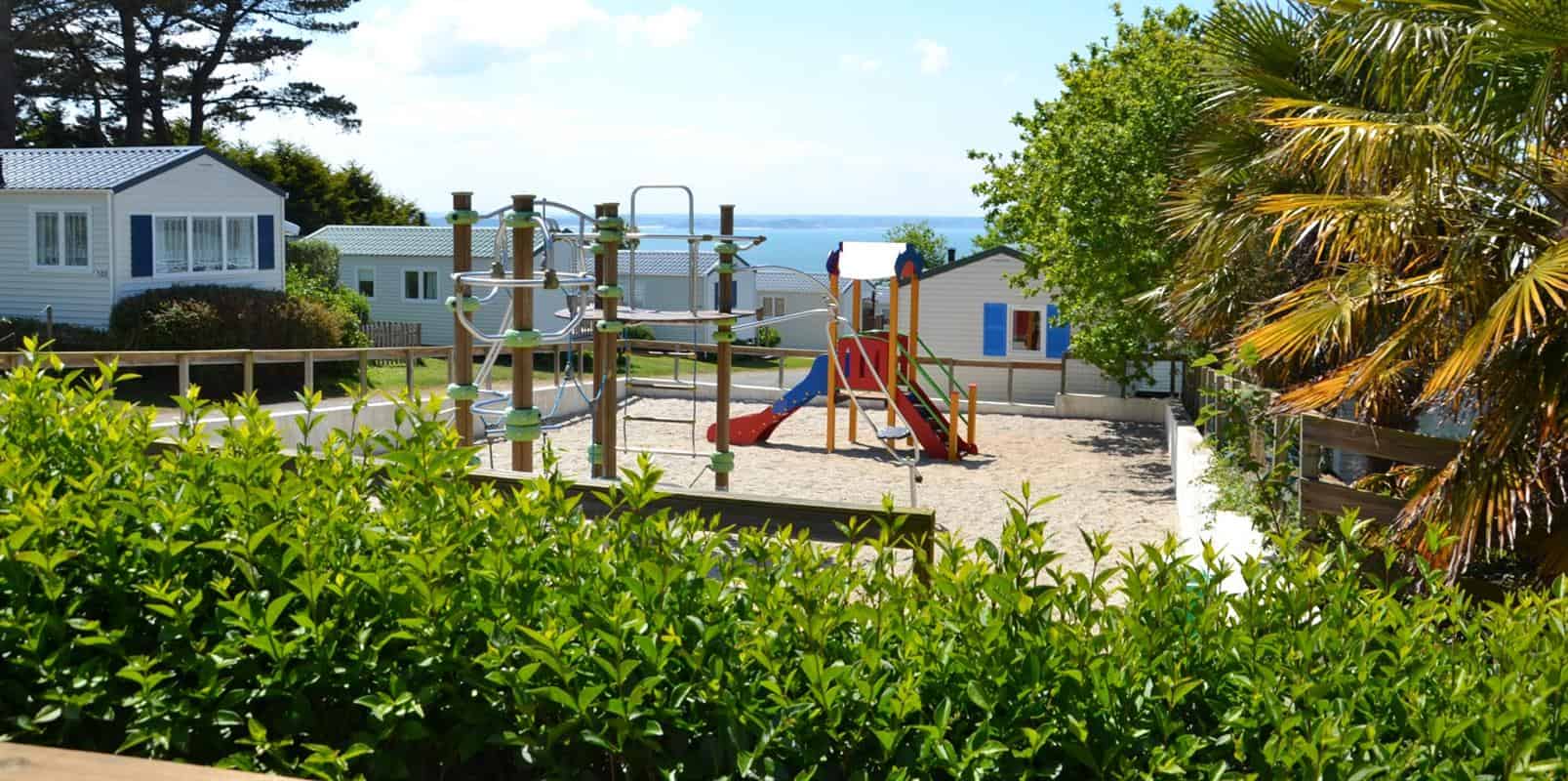Aire de jeux dans camping près de la mer