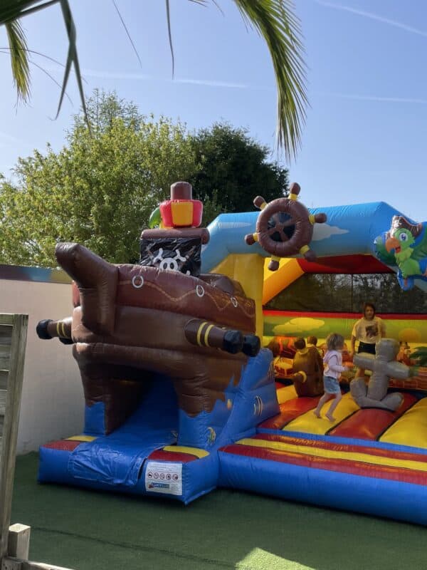 Château gonflable pirate avec enfants dans jardin