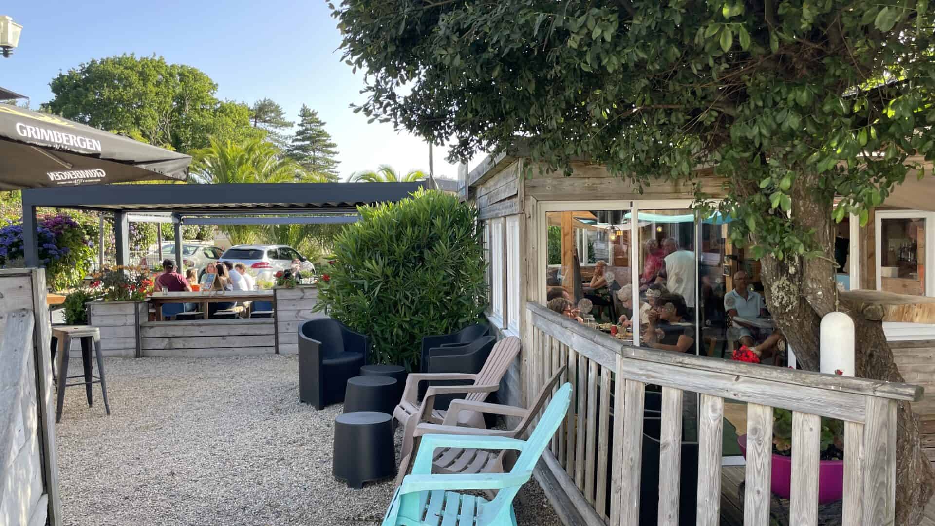 Terrasse de café en bois sous les arbres