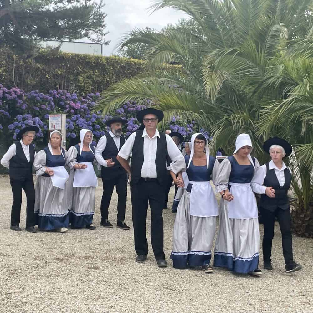 Danseurs en costumes traditionnels bretons en extérieur