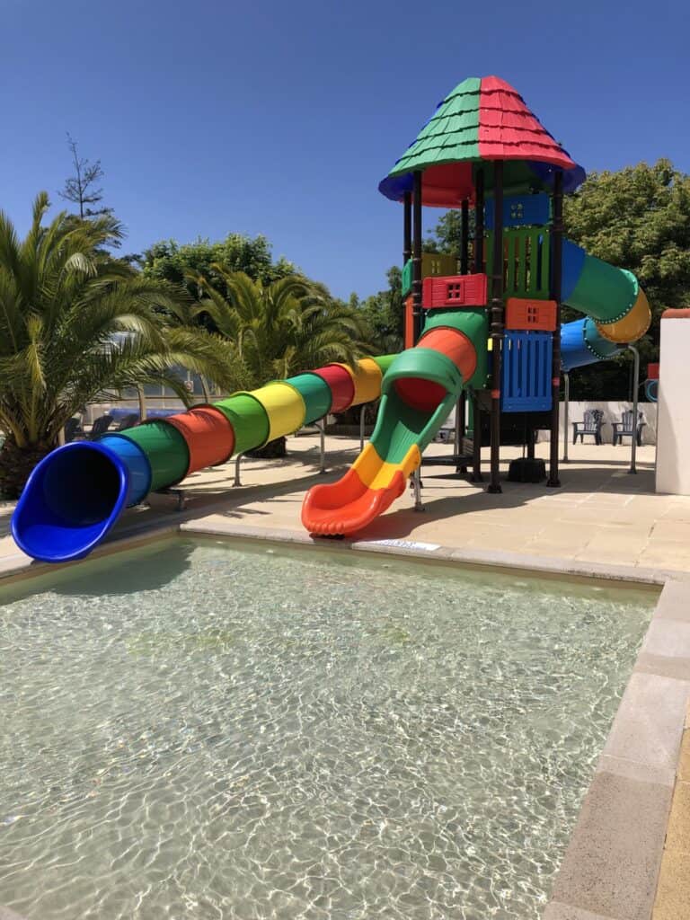 Toboggans colorés dans piscine extérieure ensoleillée